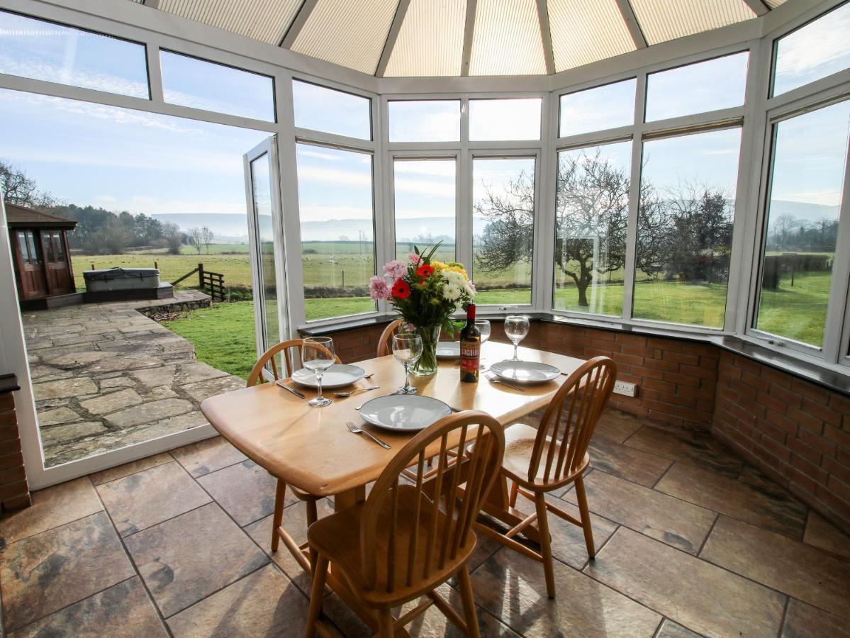 Bicton Lea Villa Acton  ภายนอก รูปภาพ