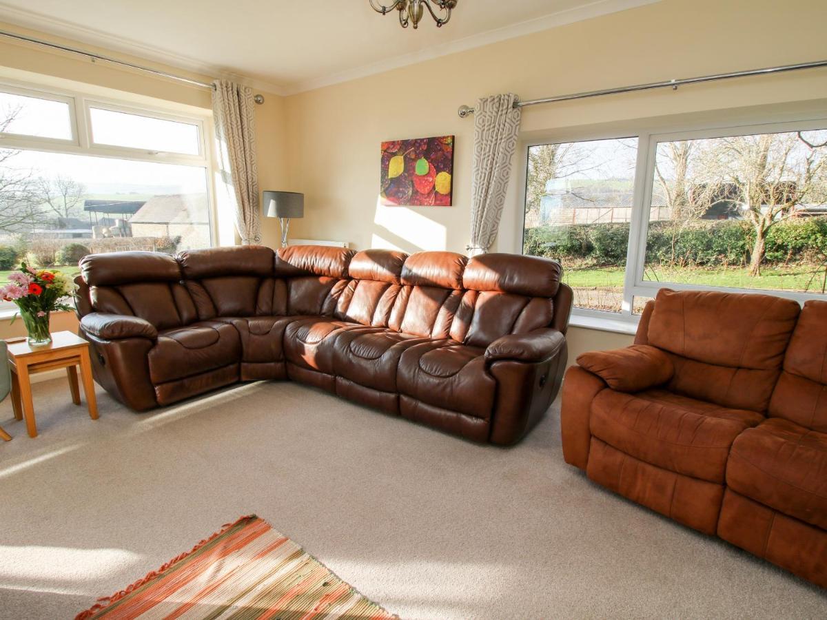 Bicton Lea Villa Acton  ภายนอก รูปภาพ