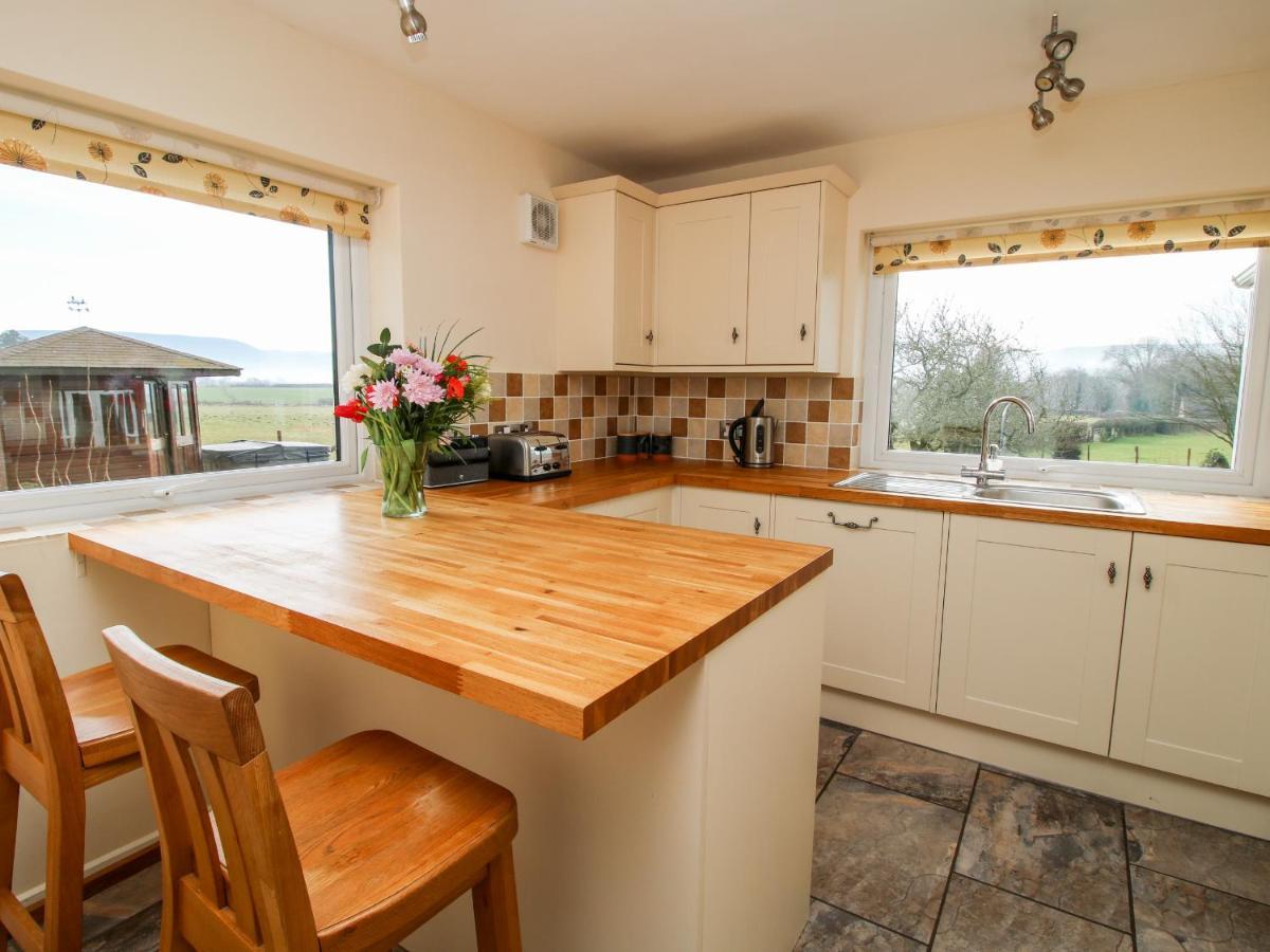Bicton Lea Villa Acton  ภายนอก รูปภาพ