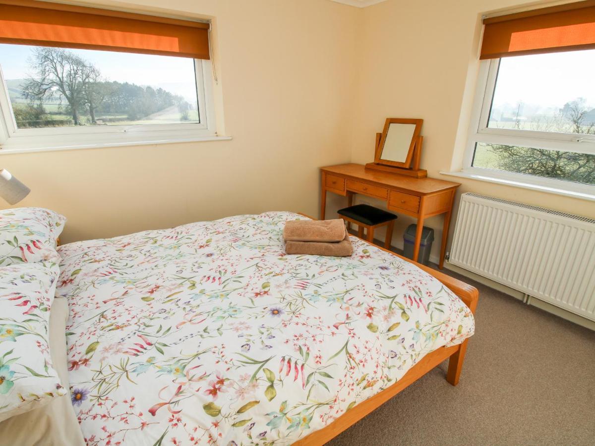 Bicton Lea Villa Acton  ภายนอก รูปภาพ